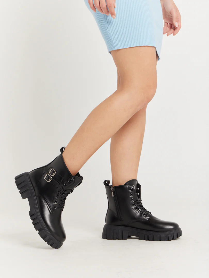 Bottines militaires avec sangles