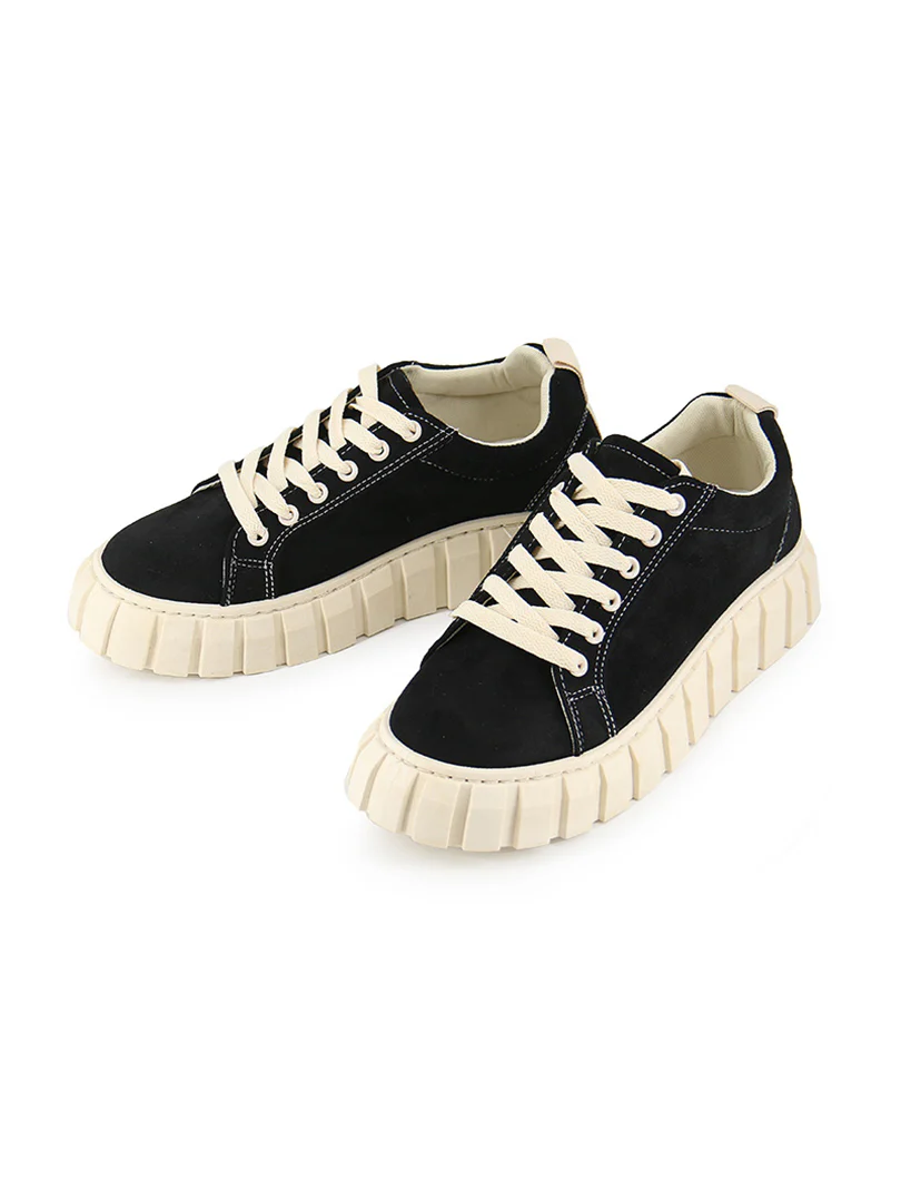 Chaussure noire à haute semelle beige