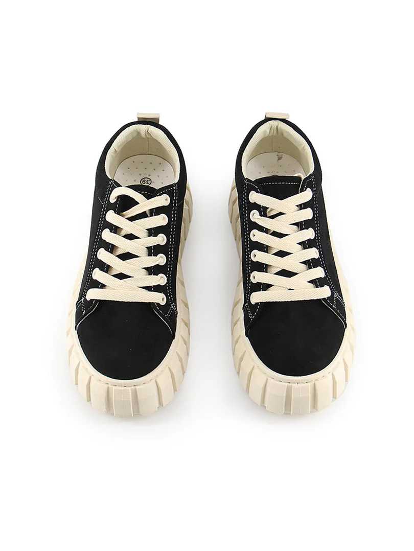 Chaussure noire à haute semelle beige - Image 4