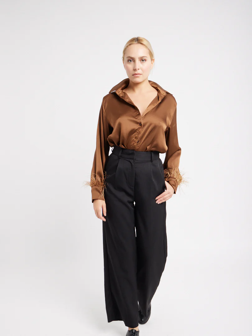 Chemise en satin manches plumes - Image 13