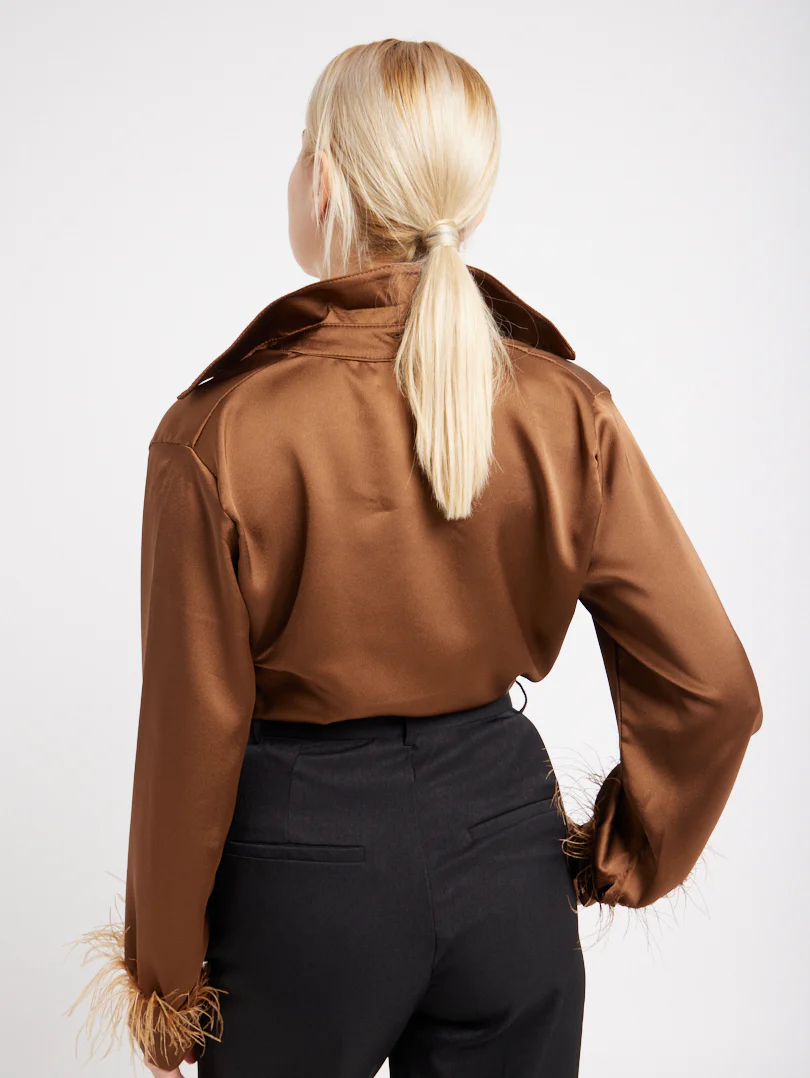 Chemise en satin manches plumes - Image 15