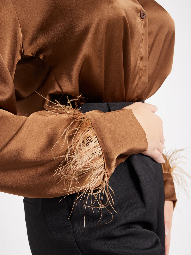 Chemise en satin manches plumes - Image 16