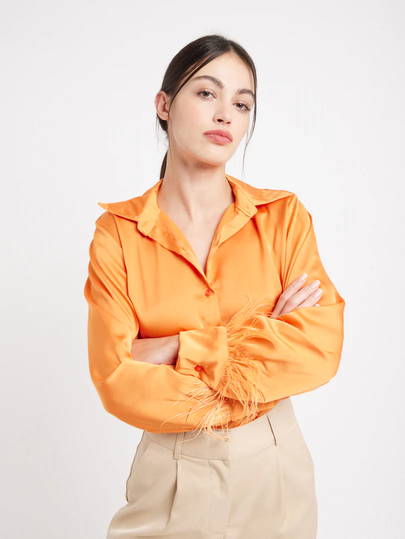 Chemise en satin manches plumes - Image 21