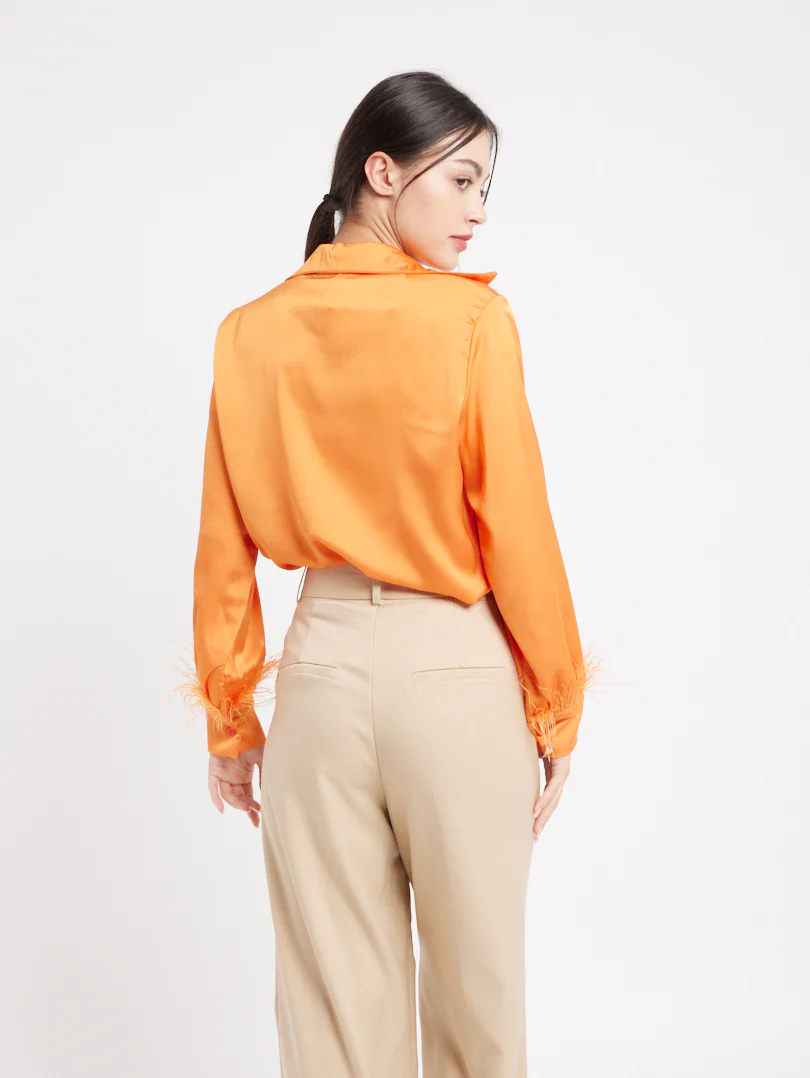 Chemise en satin manches plumes - Image 22