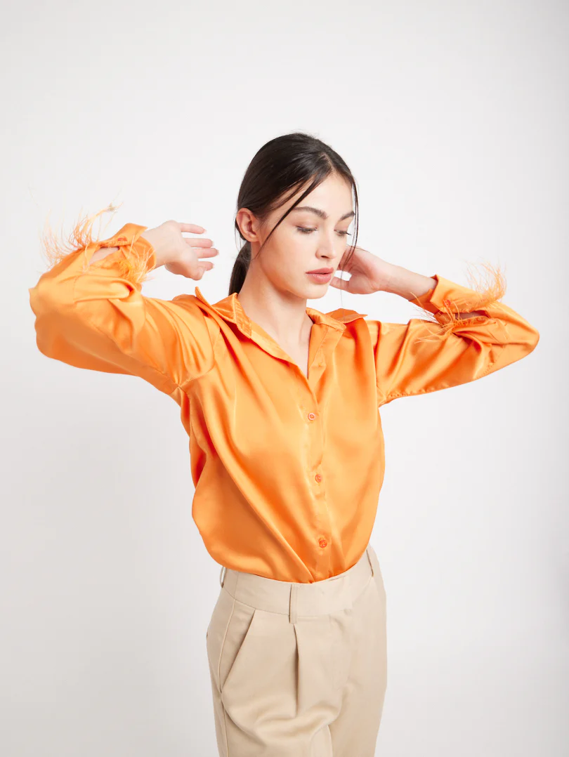 Chemise en satin manches plumes - Image 23