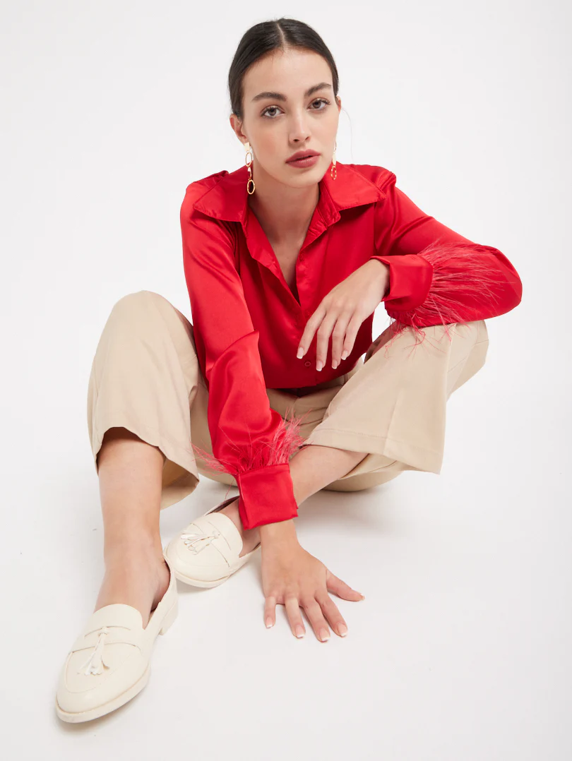 Chemise en satin manches plumes - Image 25