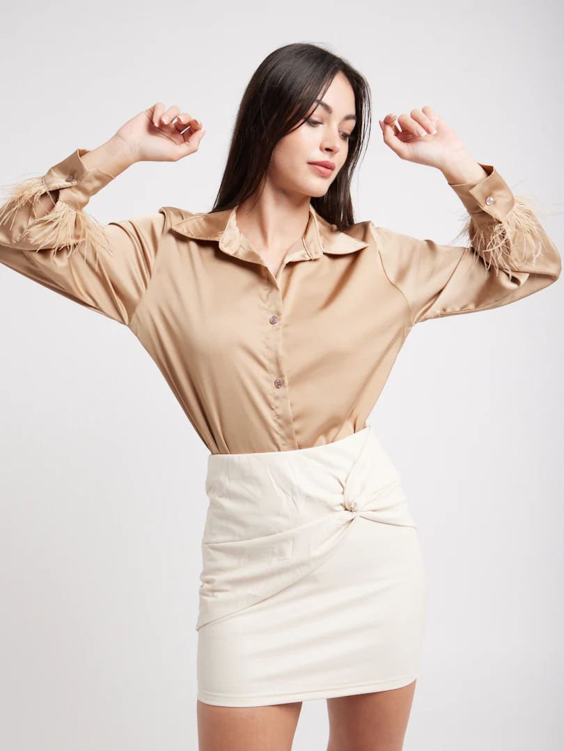 Chemise en satin manches plumes - Image 5