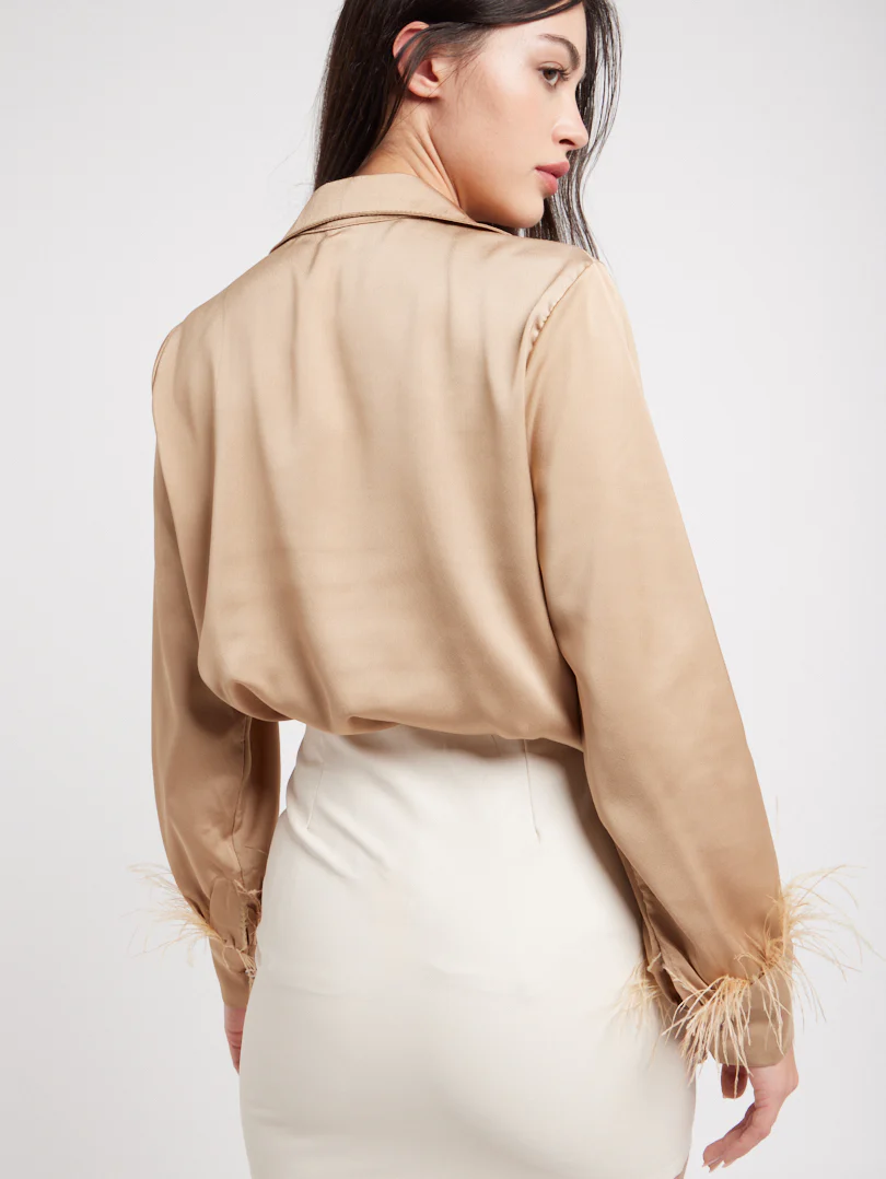 Chemise en satin manches plumes - Image 7