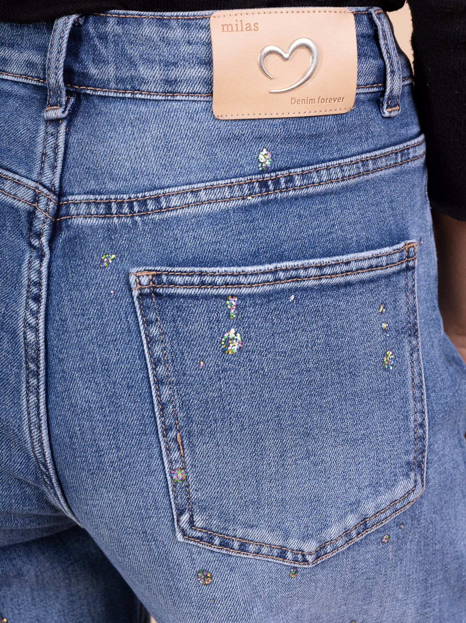 Jean Banana Fit Bleu Clair Scintillant – L’Éclat du Confort Élégant - Image 4