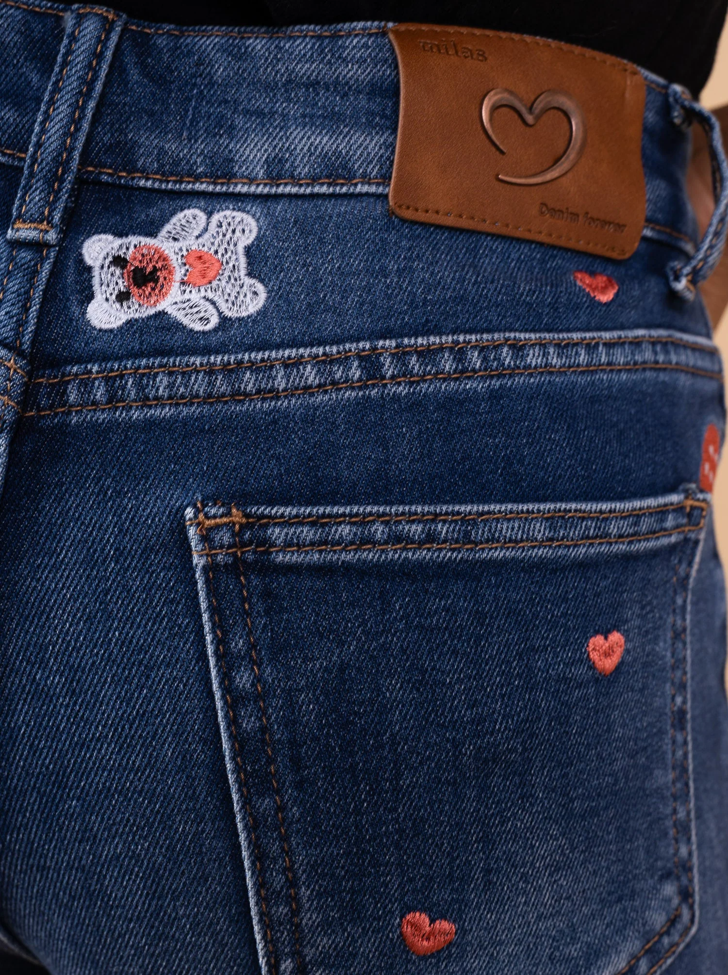 Jean Large Brodé – Le Denim Chic aux Finitions Artisanales - Image 4
