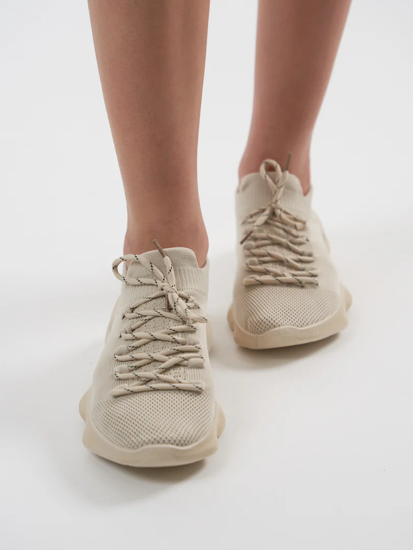 Paire de chaussures beige à lacets - Image 3