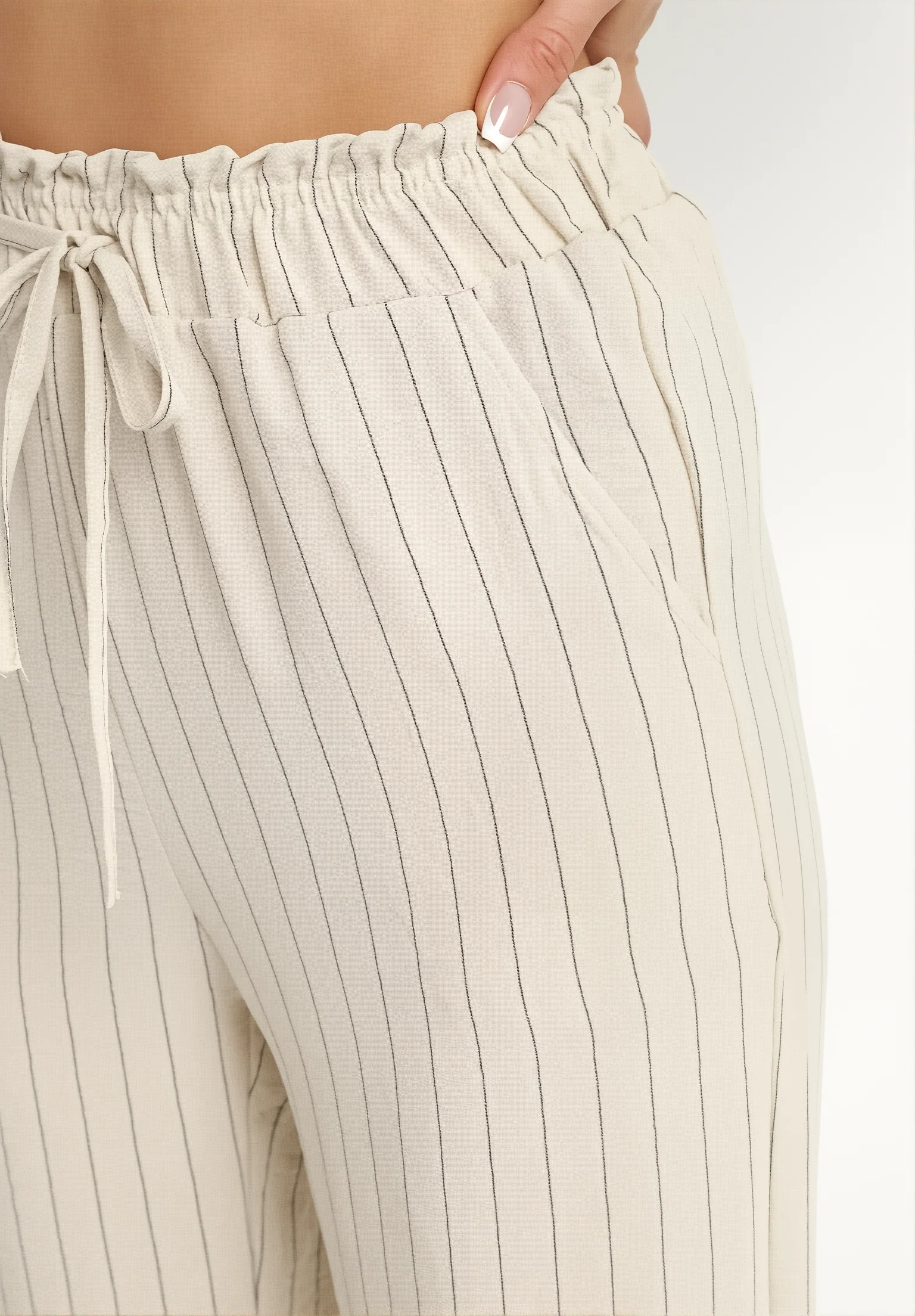 Pantalon droit à fines rayures verticales - Image 10