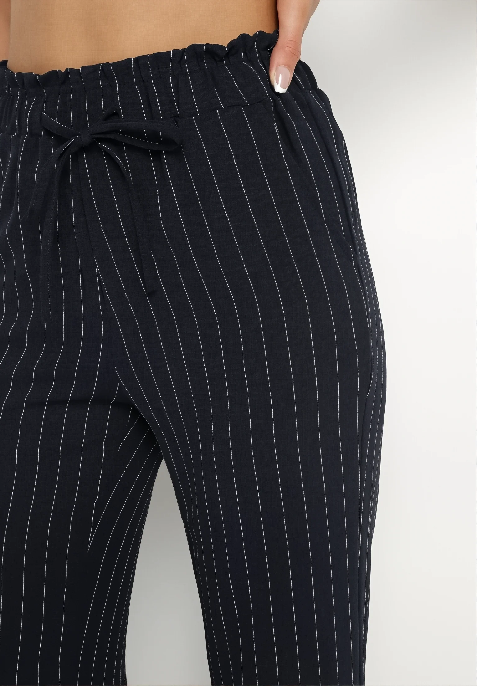 Pantalon droit à fines rayures verticales - Image 2