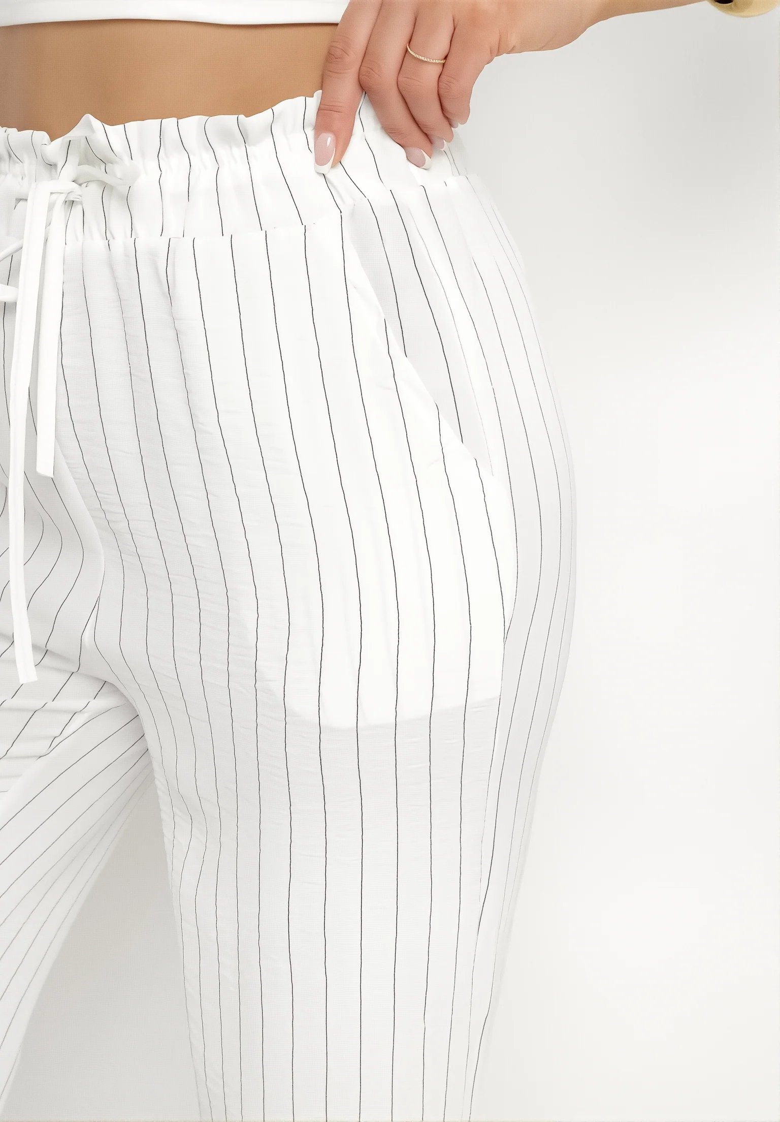 Pantalon droit à fines rayures verticales - Image 6