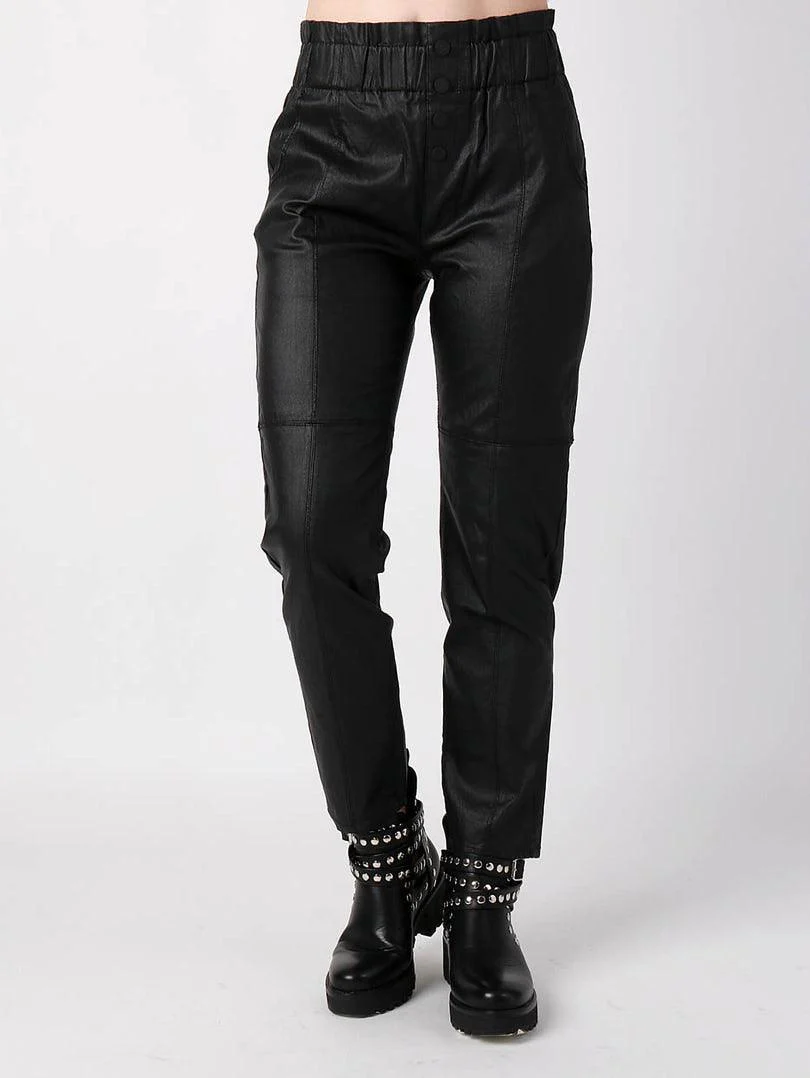 Pantalon en simili cuir et boutons