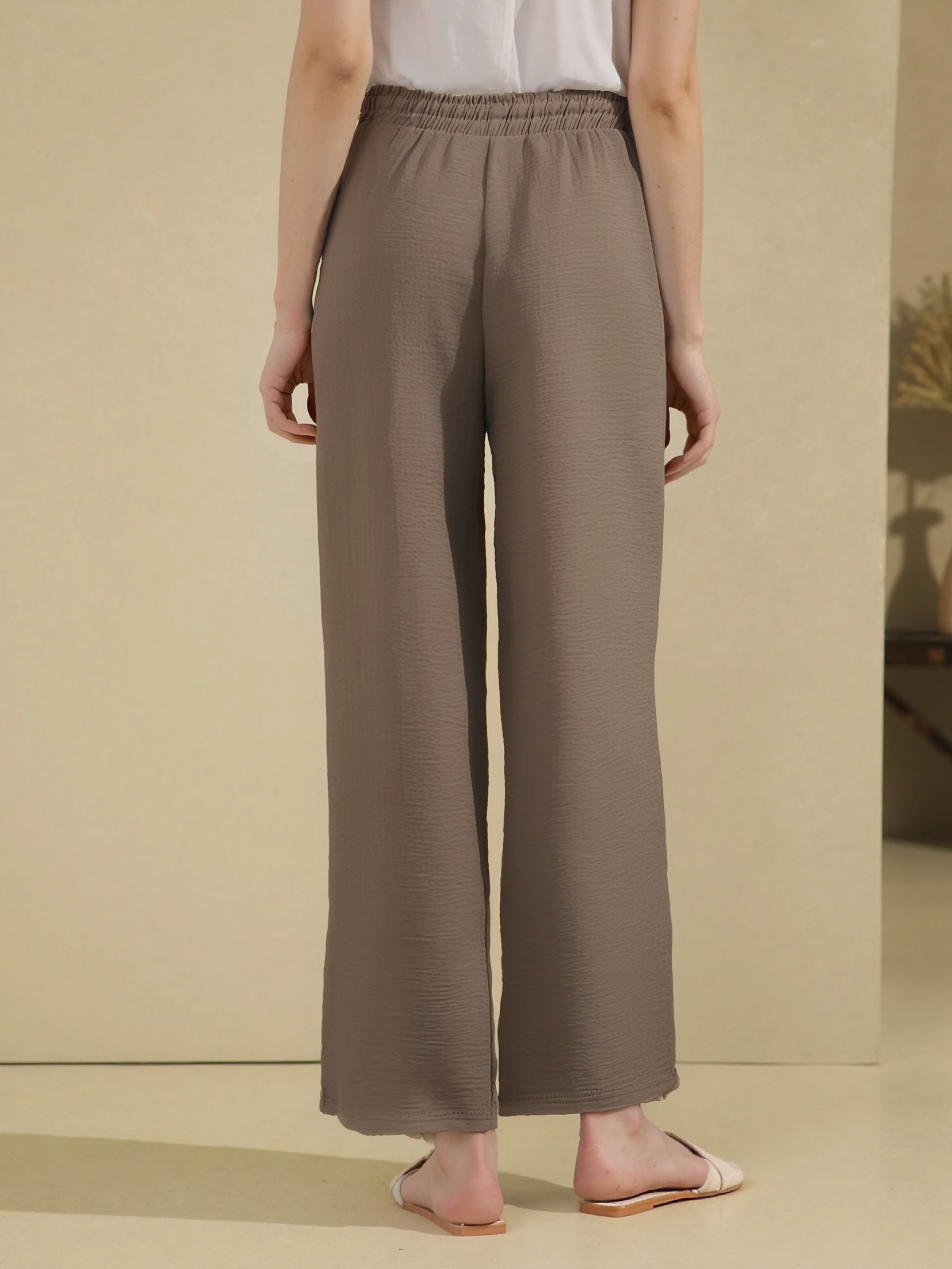 Pantalon fluide en tissu gaufré avec boutons décoratifs sur les poches - Image 4