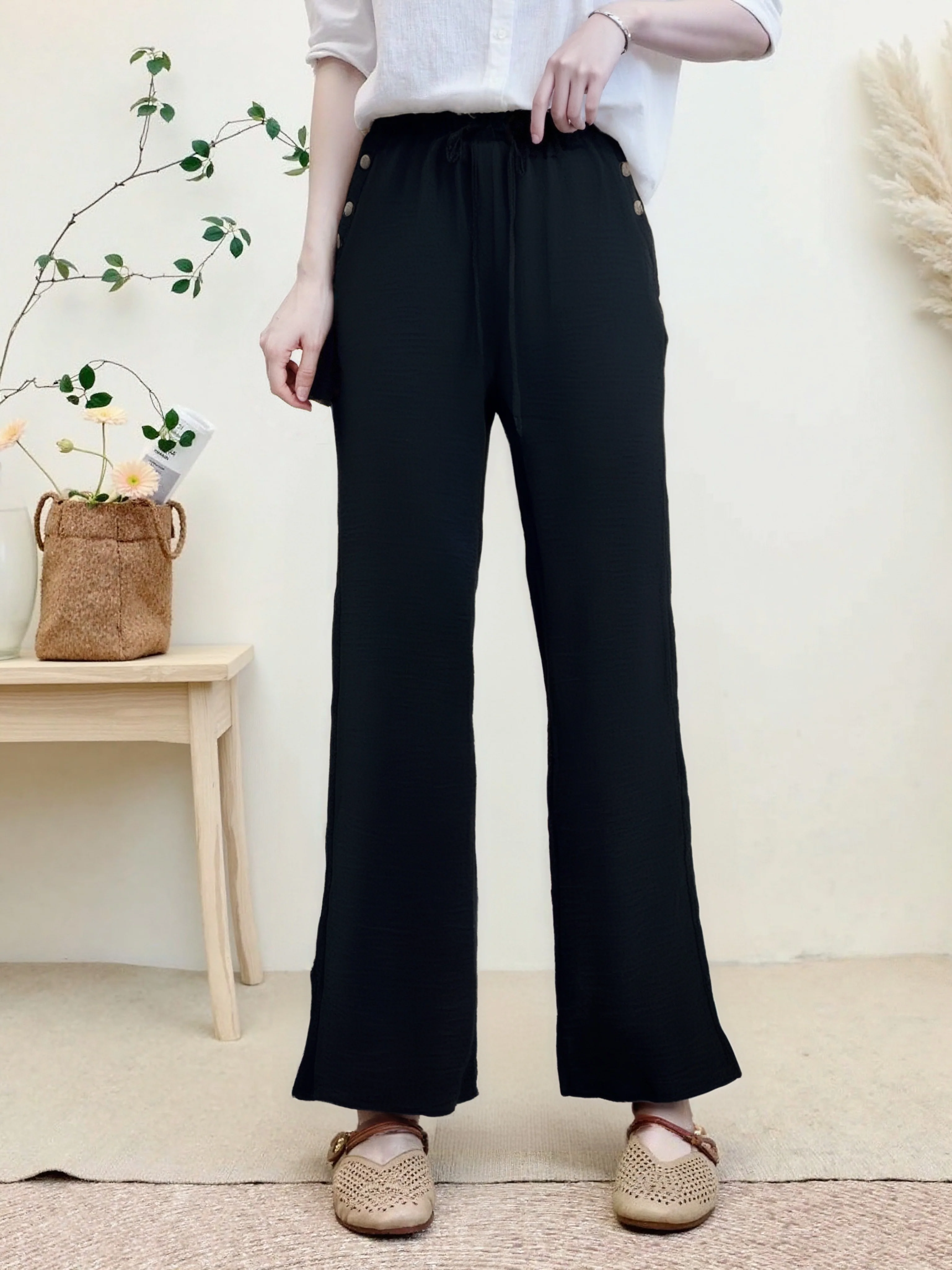 Pantalon fluide en tissu gaufré avec boutons décoratifs sur les poches - Image 5