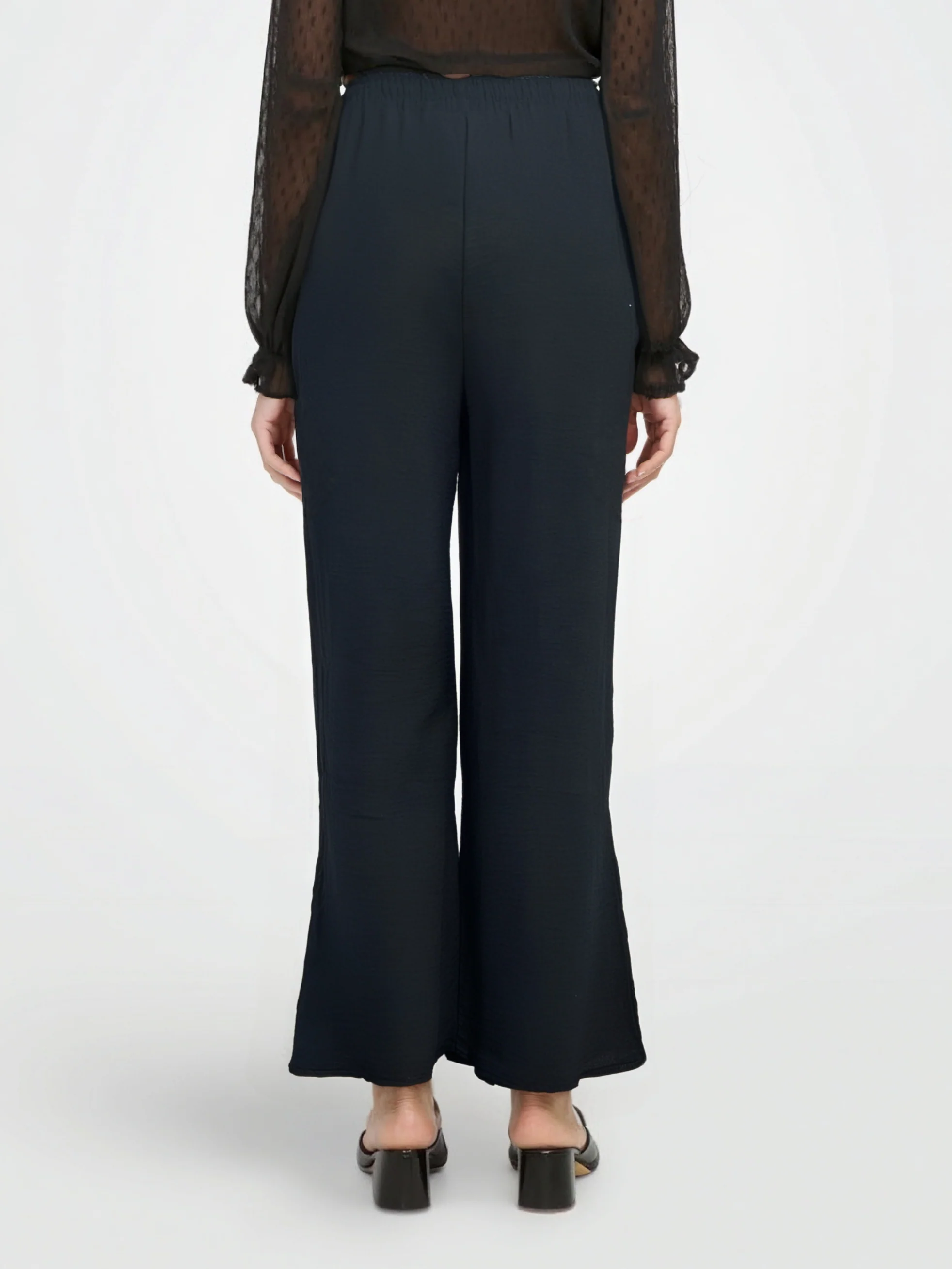 Pantalon fluide en tissu gaufré avec boutons décoratifs sur les poches - Image 6