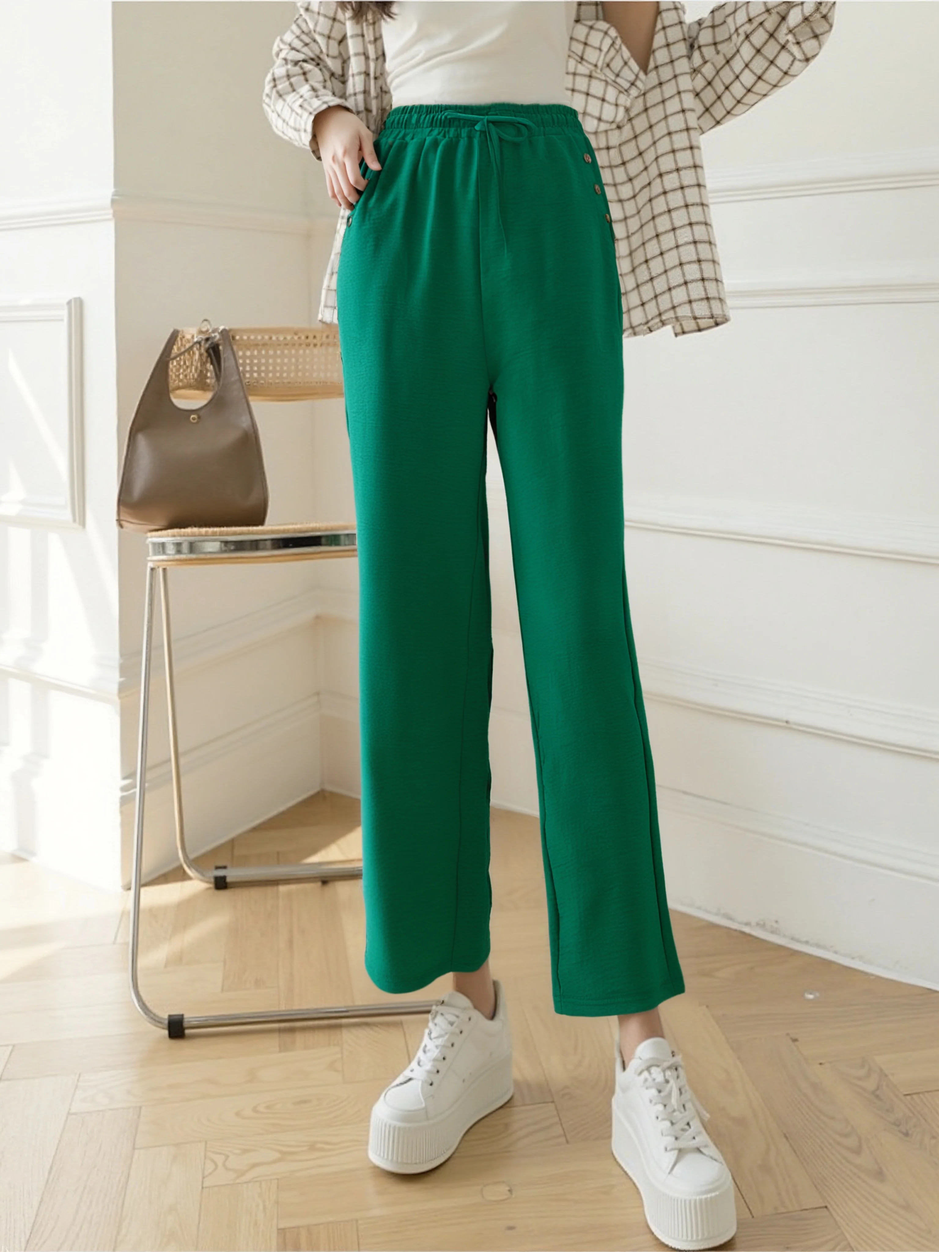 Pantalon fluide en tissu gaufré avec boutons décoratifs sur les poches - Image 7