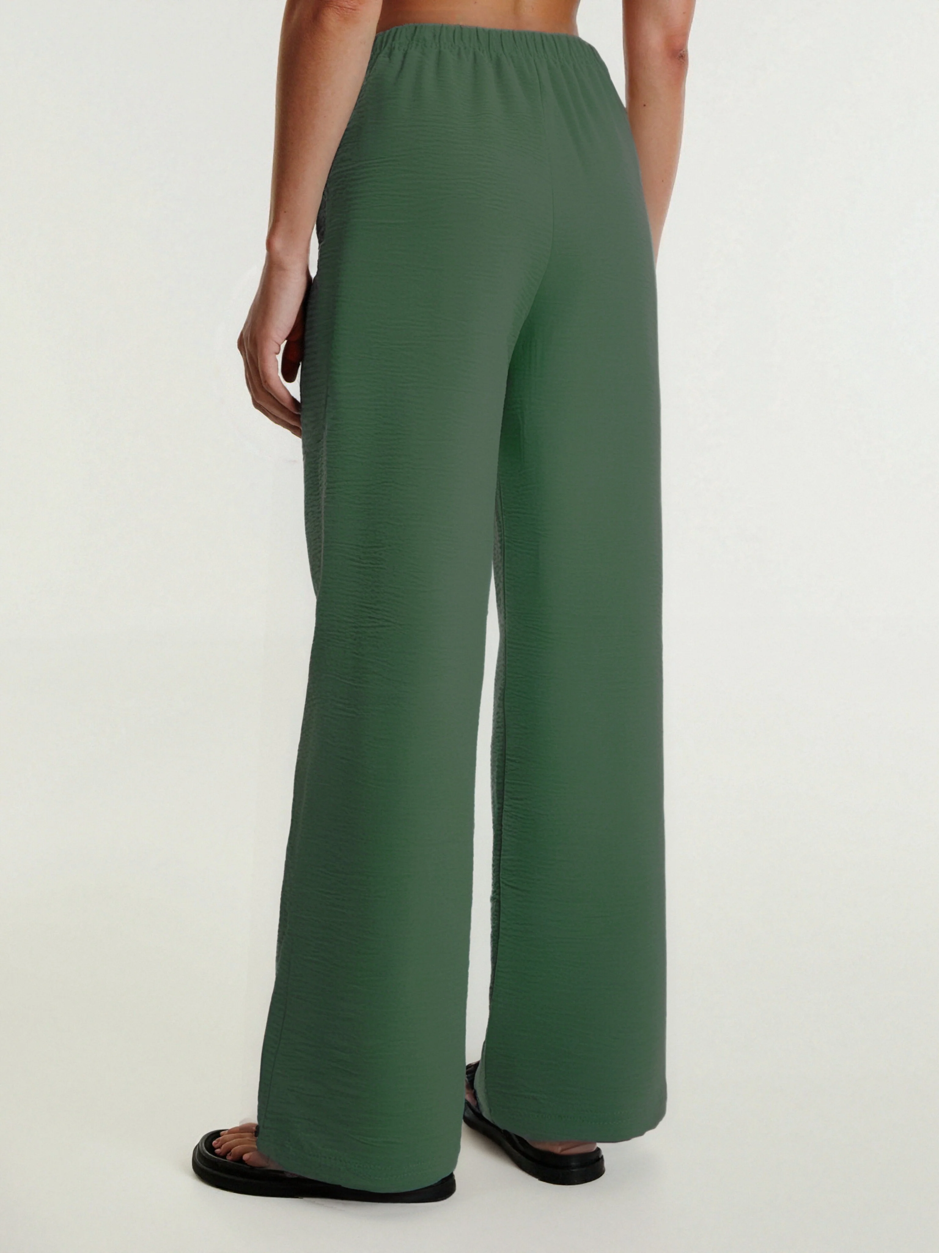 Pantalon fluide en tissu gaufré avec déco bijoux fantaisie - Image 3