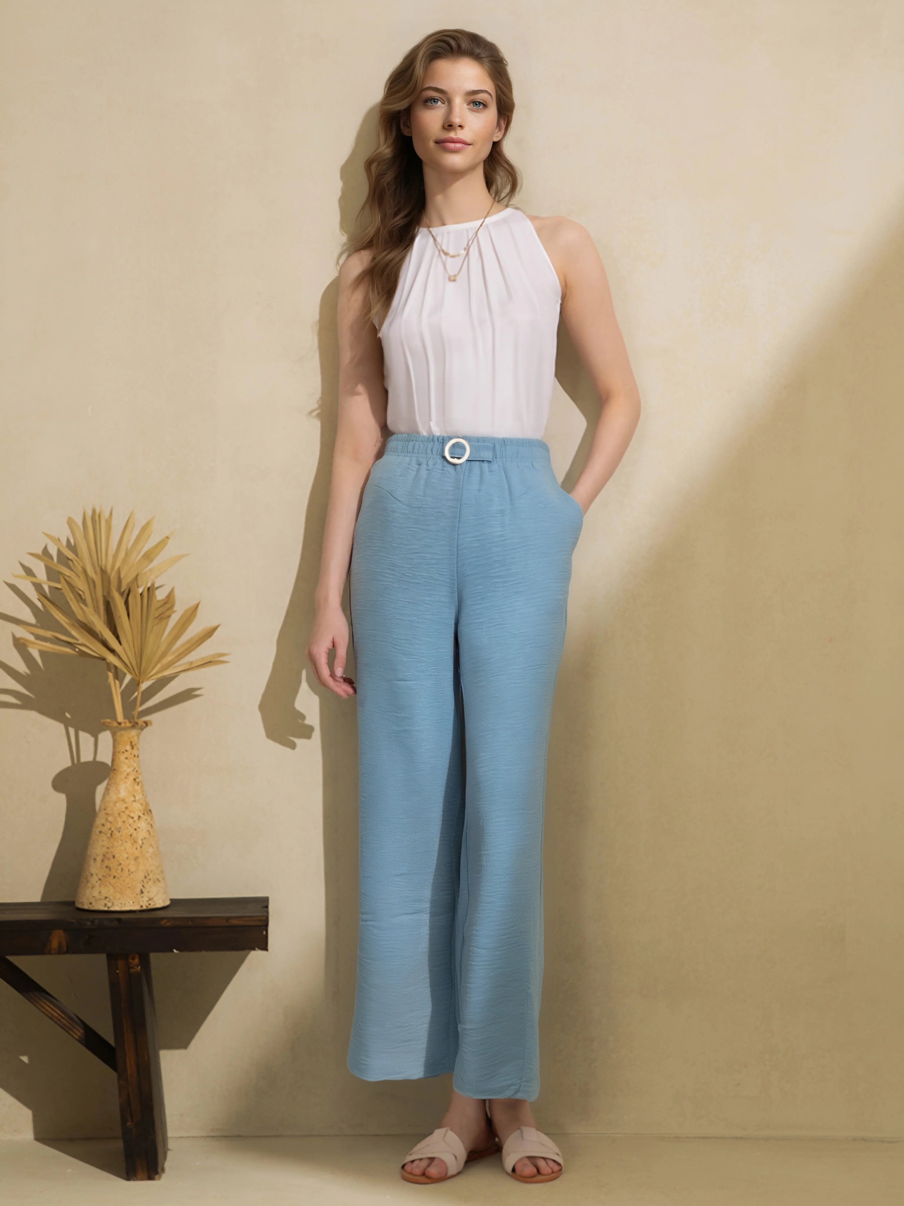 Pantalon fluide en tissu gaufré avec déco bijoux fantaisie - Image 4