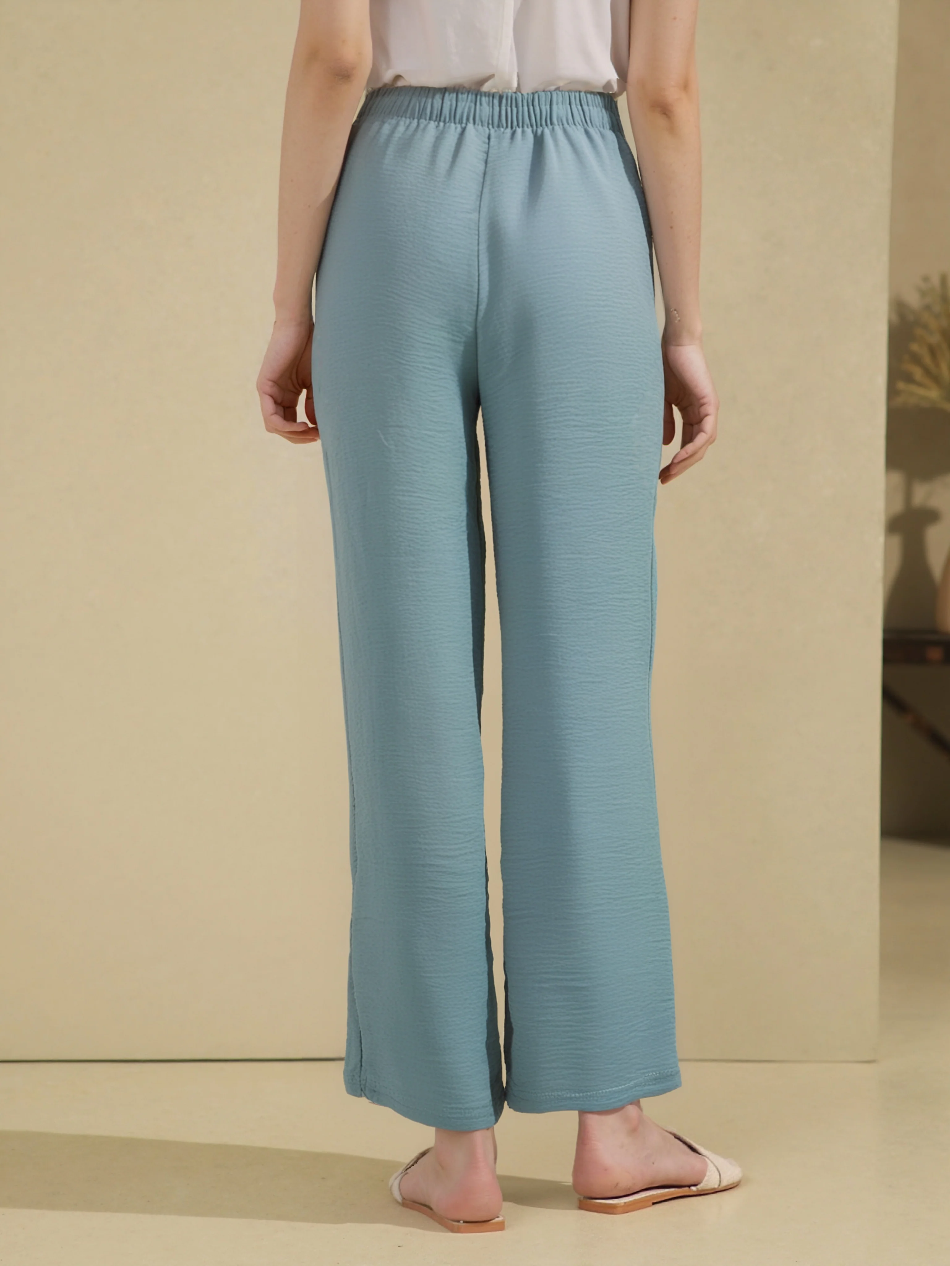 Pantalon fluide en tissu gaufré avec déco bijoux fantaisie - Image 5