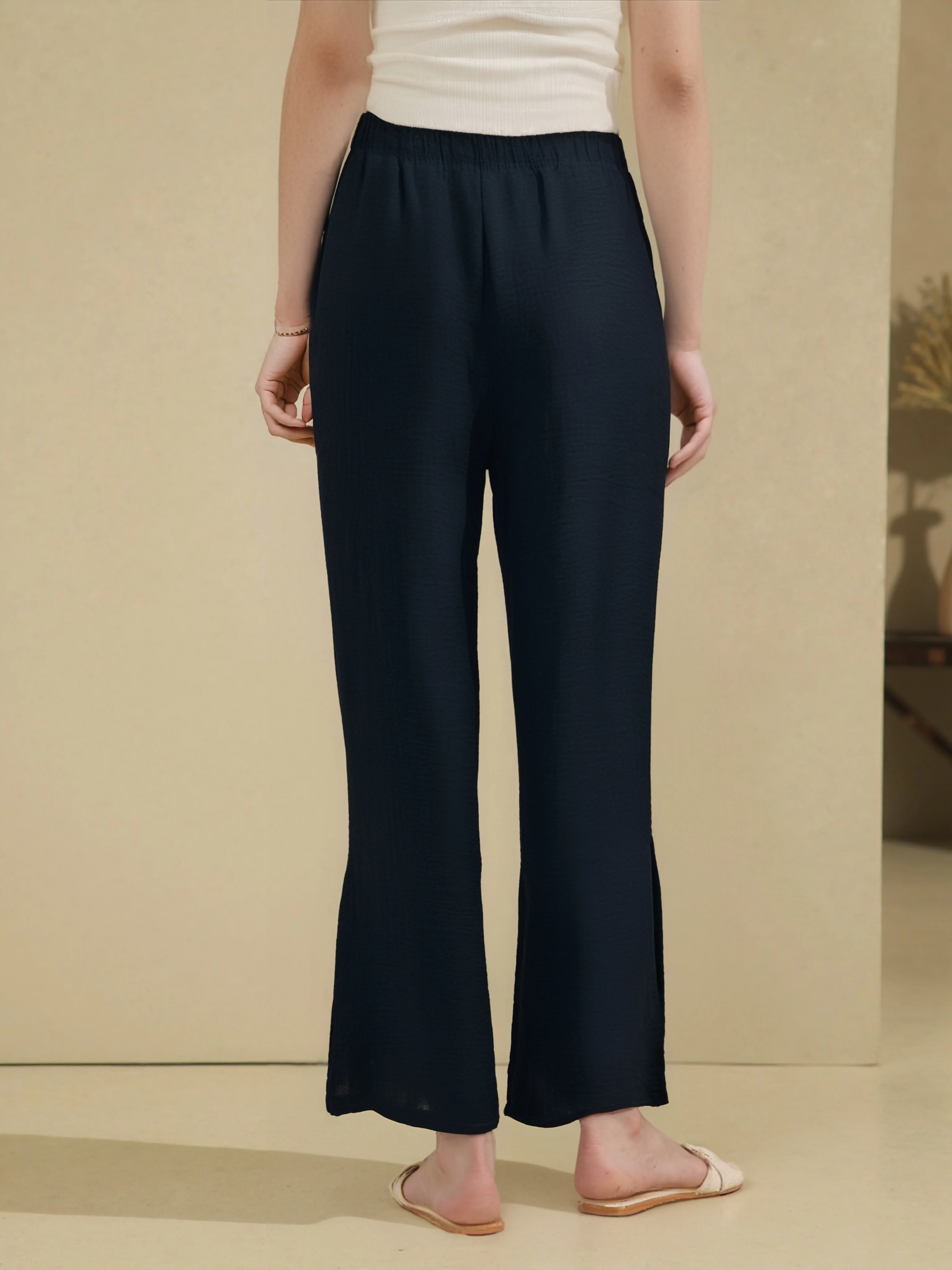 Pantalon fluide en tissu gaufré avec déco bijoux fantaisie - Image 7
