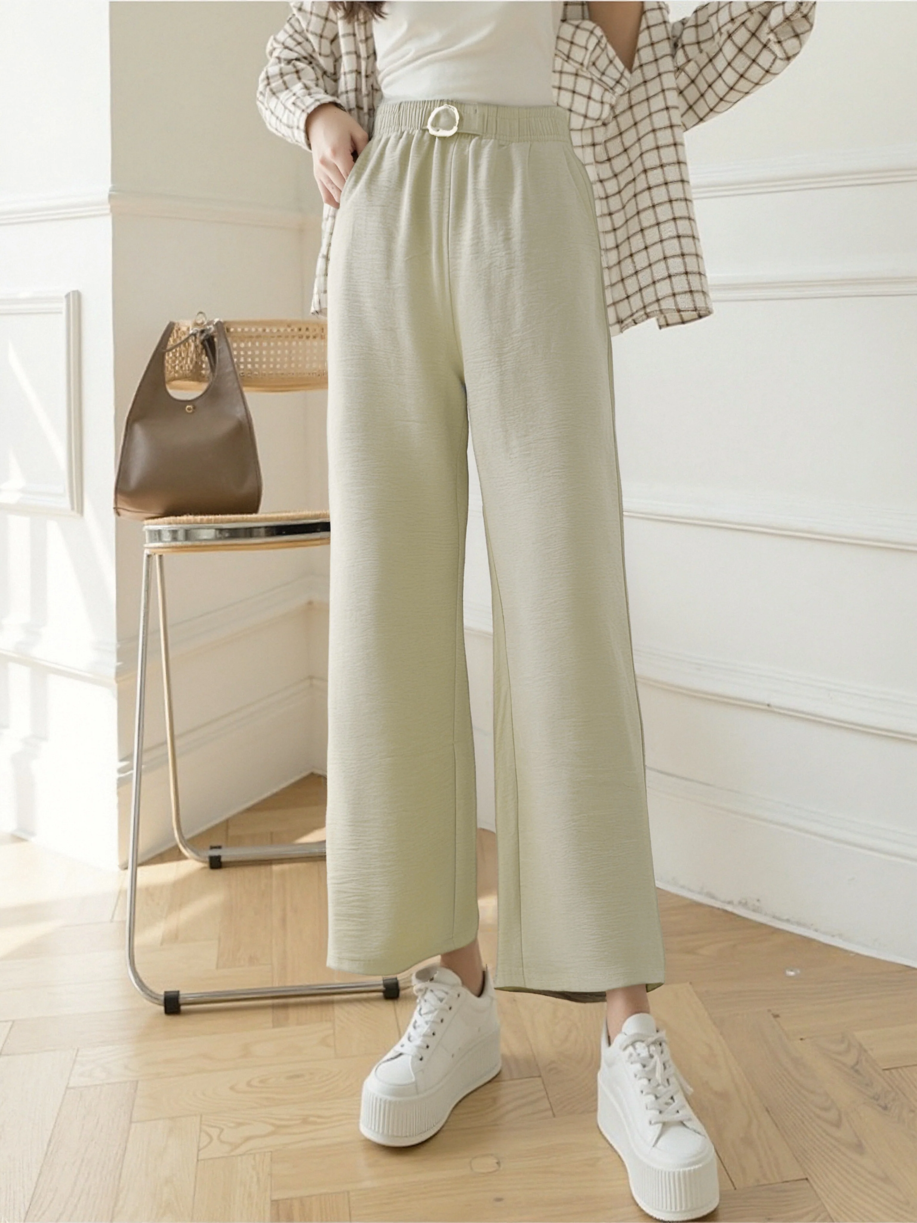 Pantalon fluide en tissu gaufré avec déco bijoux fantaisie - Image 8