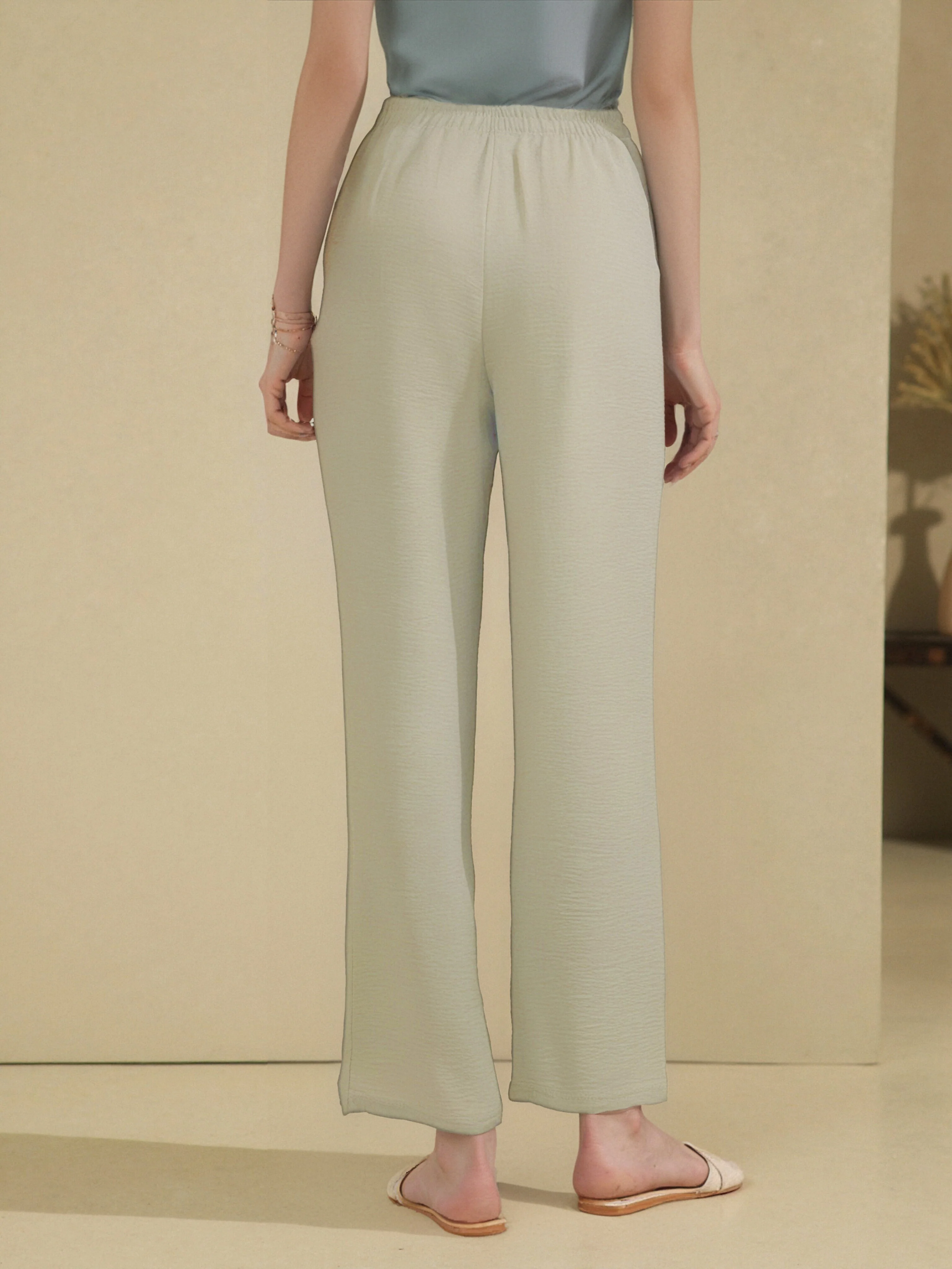 Pantalon fluide en tissu gaufré avec déco bijoux fantaisie - Image 9