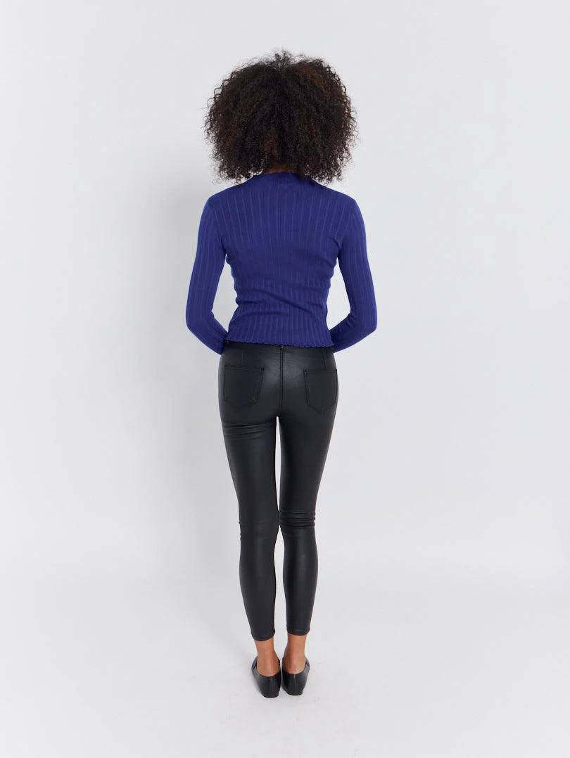 Pull col roulé boutonnage doré - Image 10