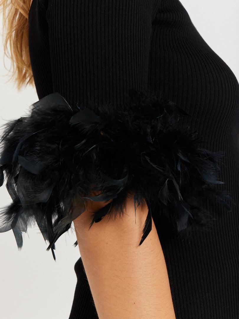 Pull épaules nues à plumes - Image 4