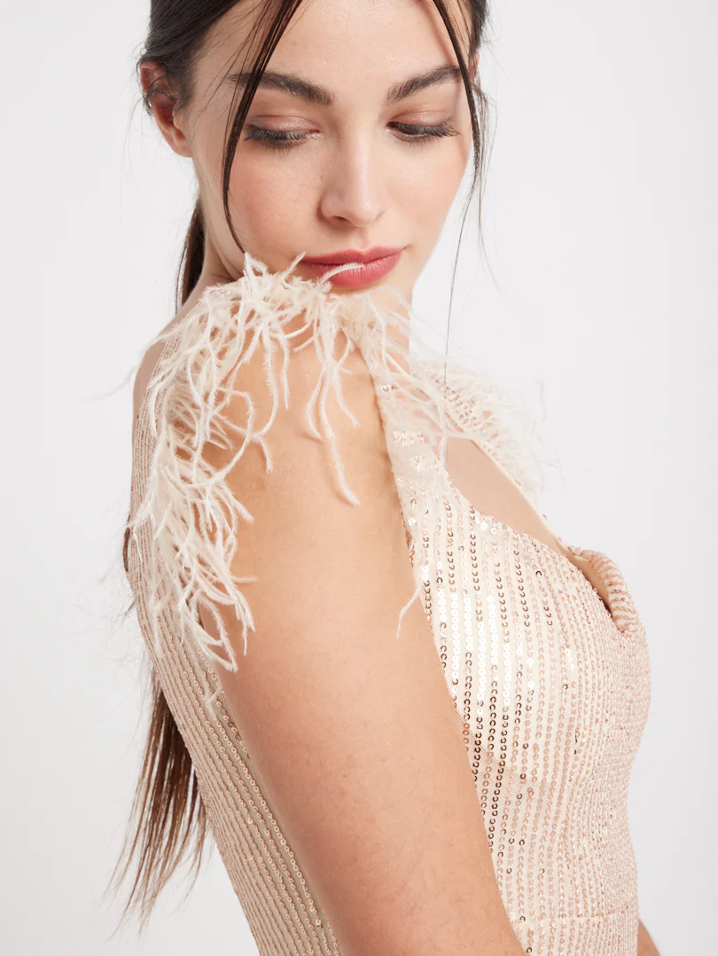 Robe de soirée sequins et plumes - Image 13