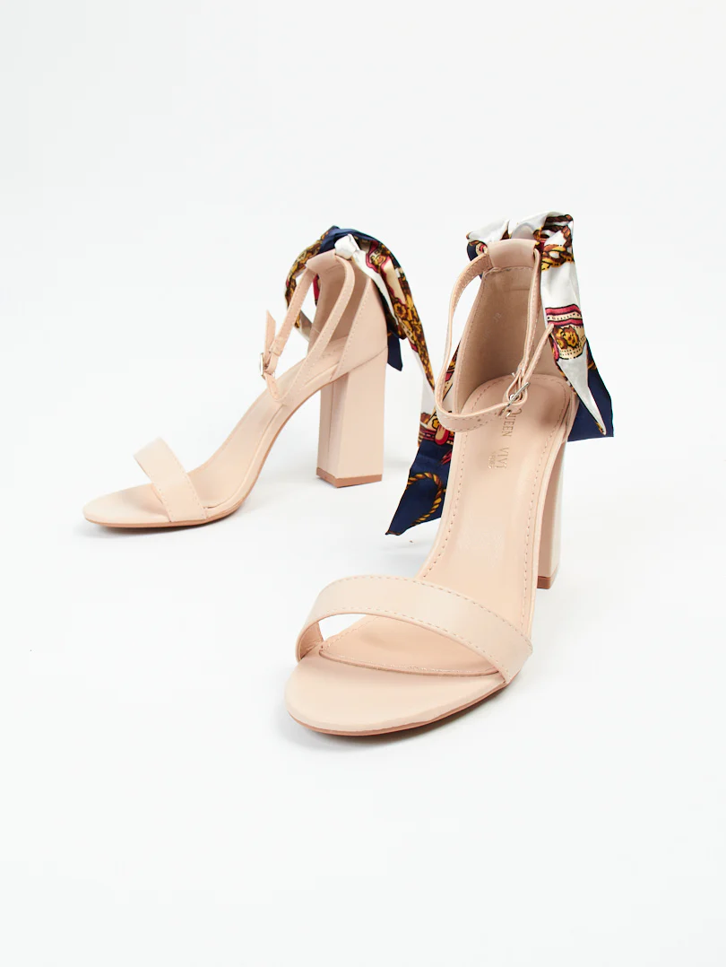 Sandales à talons détail foulard