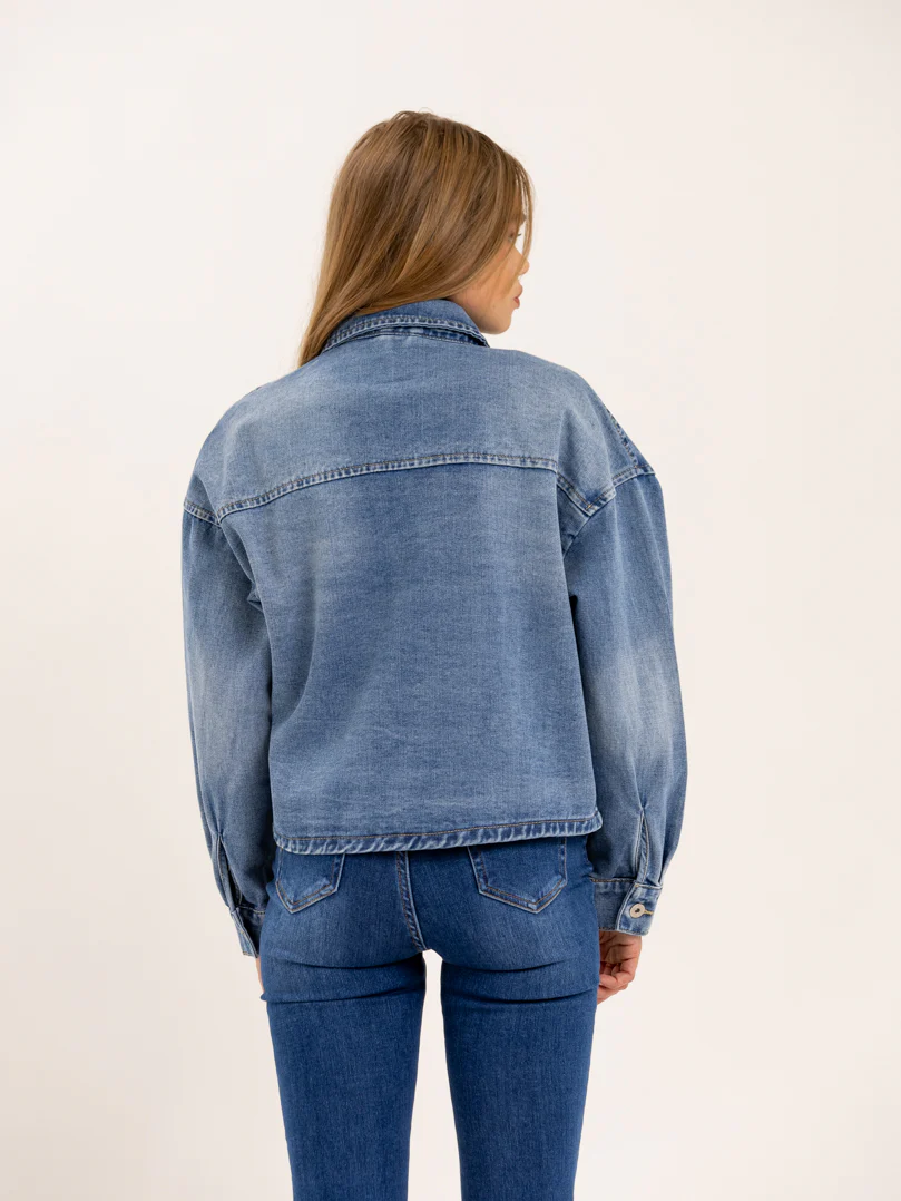 Veste courte en jean bleu avec fermeture boutons - Image 3