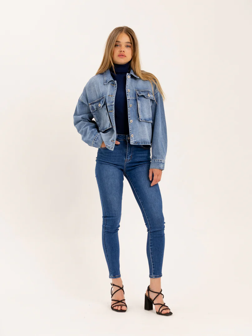 Veste courte en jean bleu avec fermeture boutons - Image 4