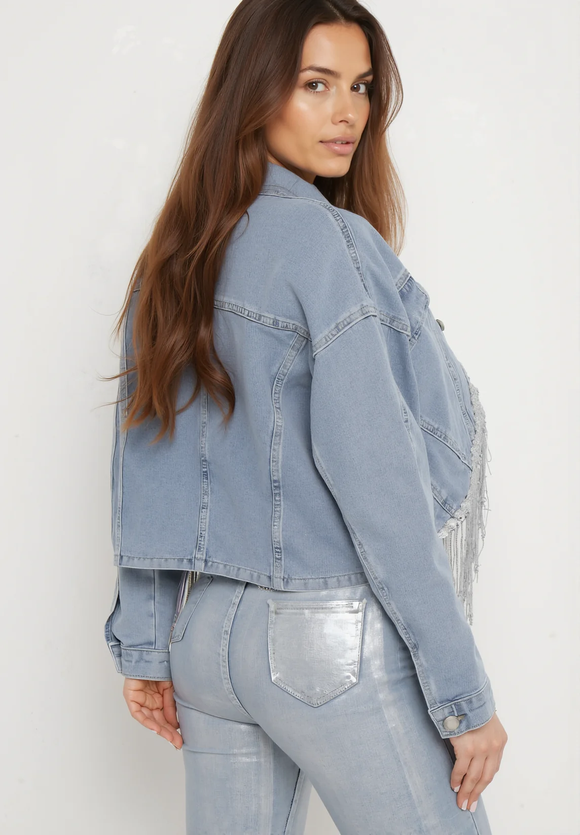 Veste en jean bleu avec franges décoratives et paillettes - Image 3