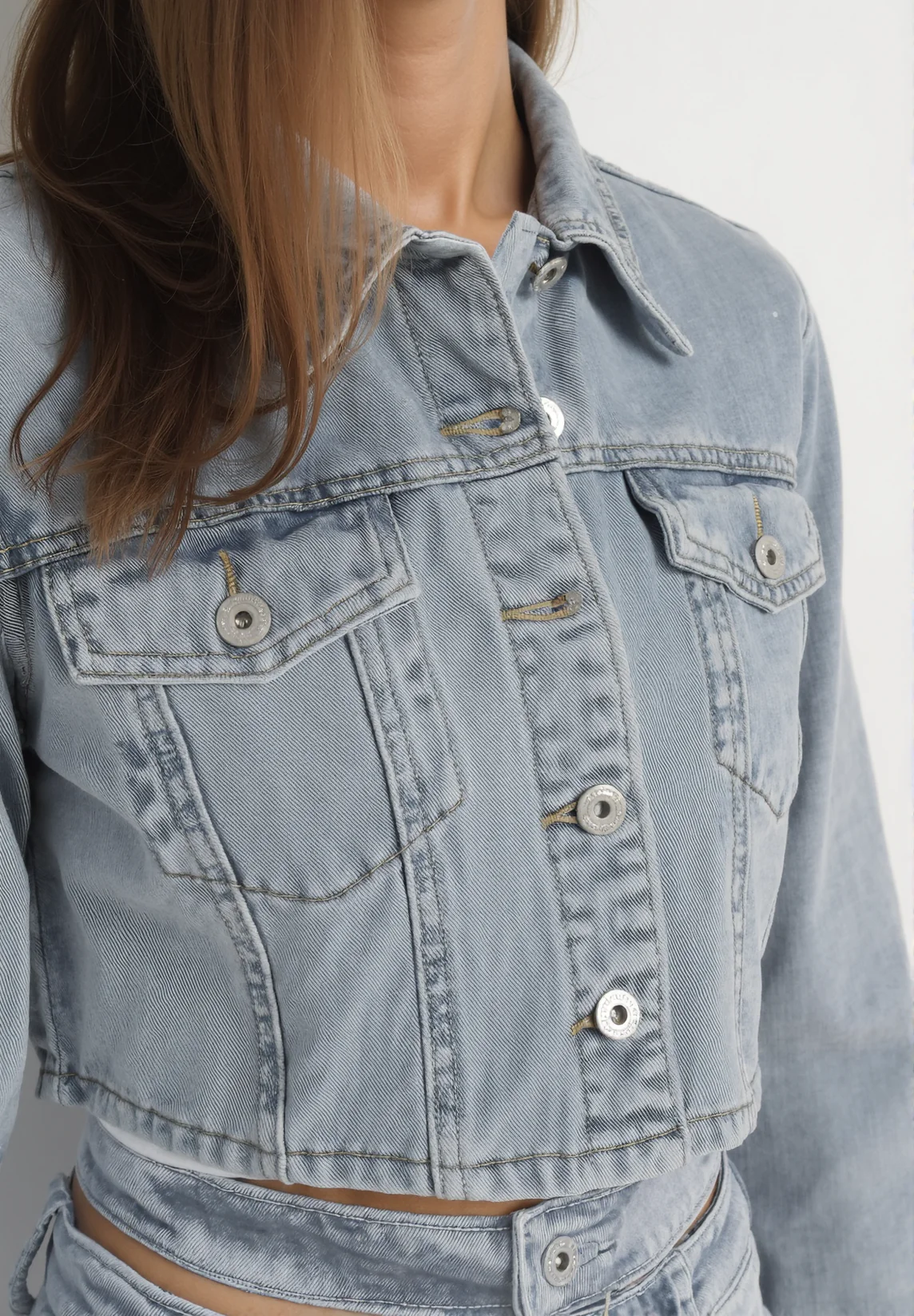 Veste en jean délavé avec fermeture boutons - Image 4